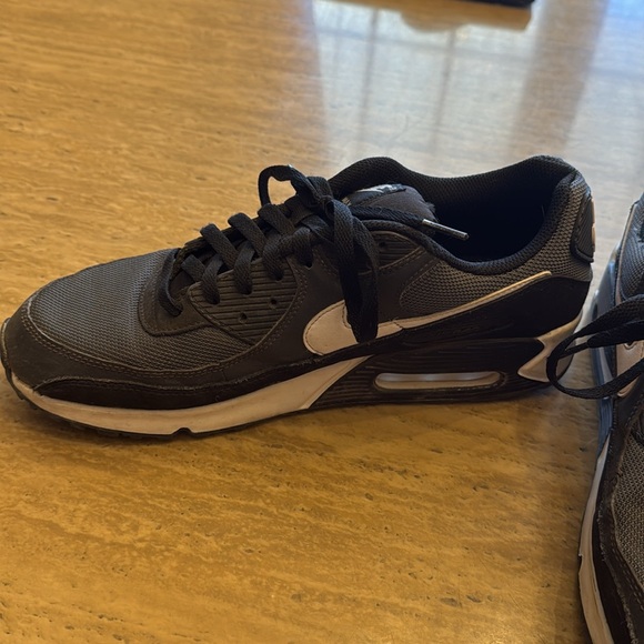 Nike mens Air Max shoes - Picture 2 of 9